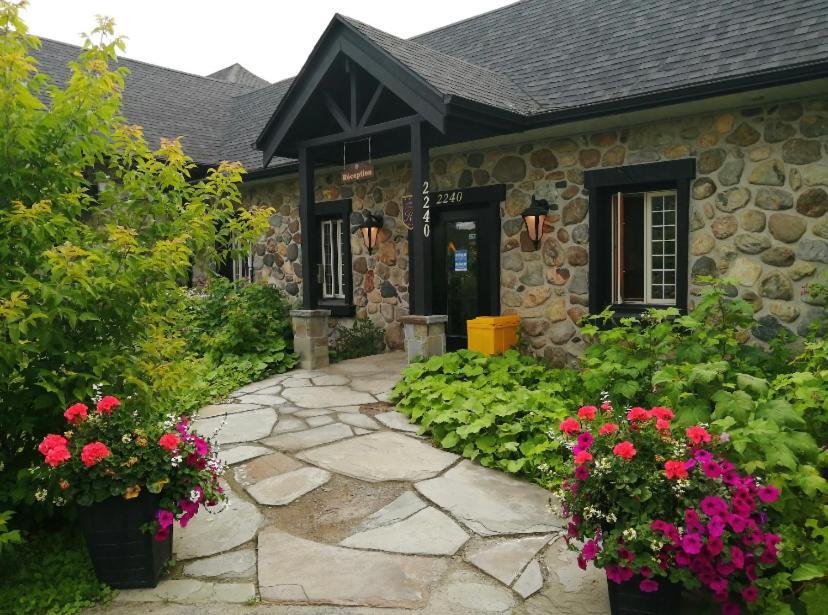 Condo Hotel Au Pied Du Mont Orford Экстерьер фото