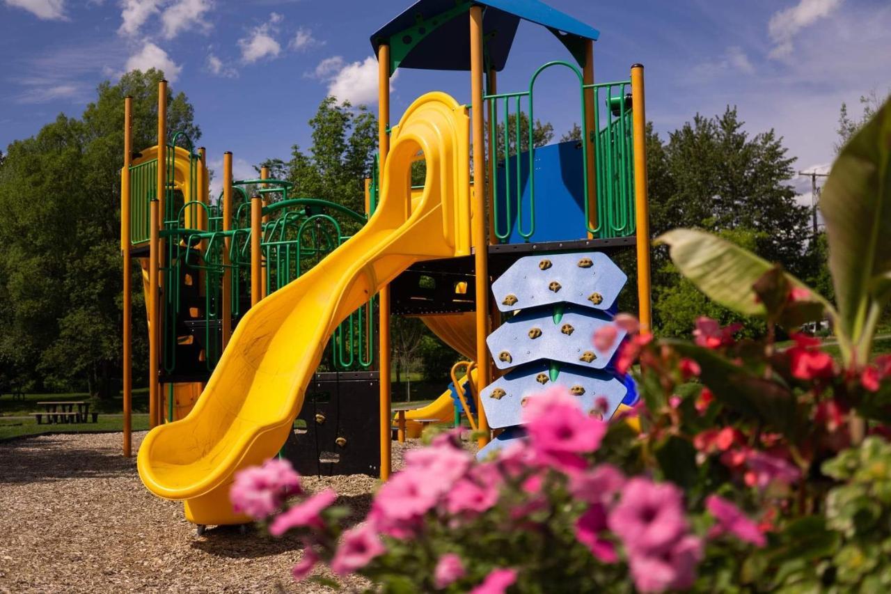 Condo Hotel Au Pied Du Mont Orford Экстерьер фото