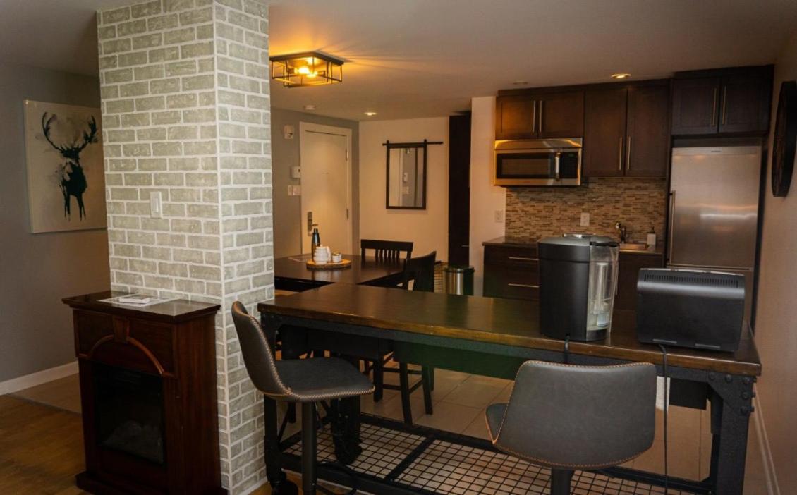 Condo Hotel Au Pied Du Mont Orford Экстерьер фото